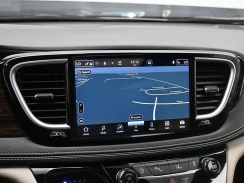 Used 2023 Chrysler Pacifica Limited image 18