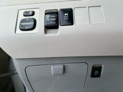 Used 2012 Toyota Sienna XLE FWD image 16