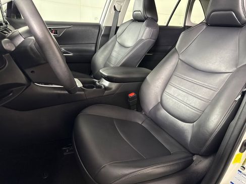 Used 2021 Toyota RAV4 XLE Premium image 10