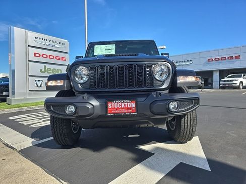 New 2025 Jeep Gladiator Sport image 20