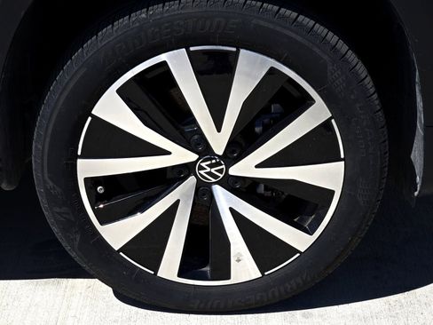 New 2024 Volkswagen Taos SE image 7