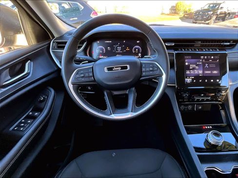 Used 2023 Jeep Grand Cherokee L Laredo image 16