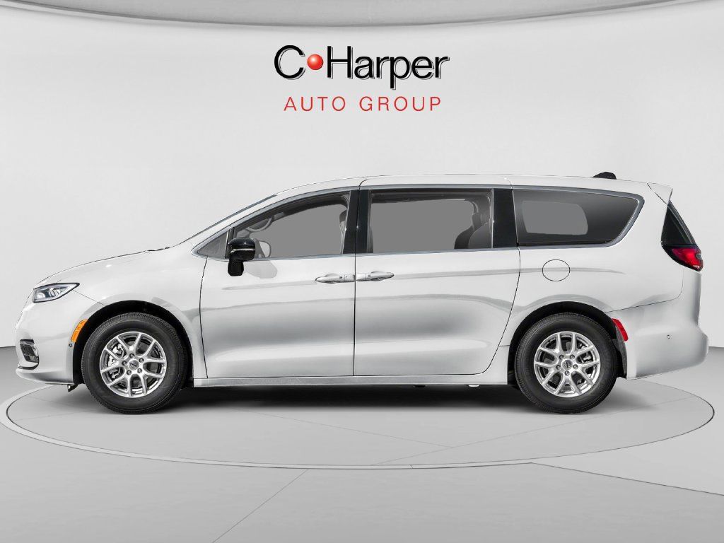 Used 2025 Chrysler Pacifica Select FWD image 3