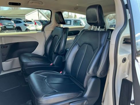 Used 2024 Chrysler Pacifica Limited FWD image 5