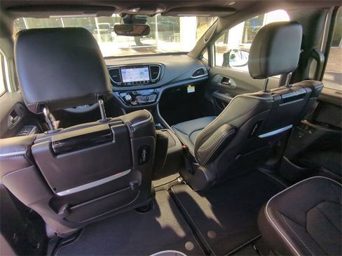 New 2026 Chrysler Pacifica Limited w/ Uconnect Theater Family Group image 18