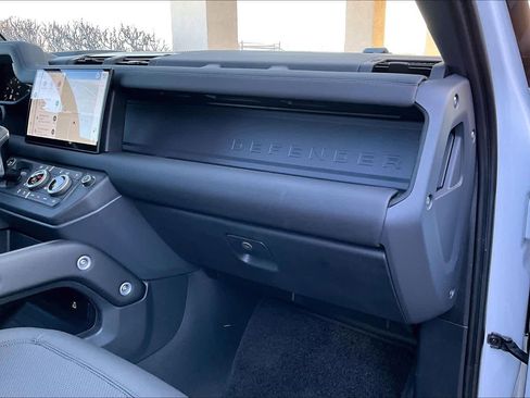 Used 2025 Land Rover Defender 90 S image 19