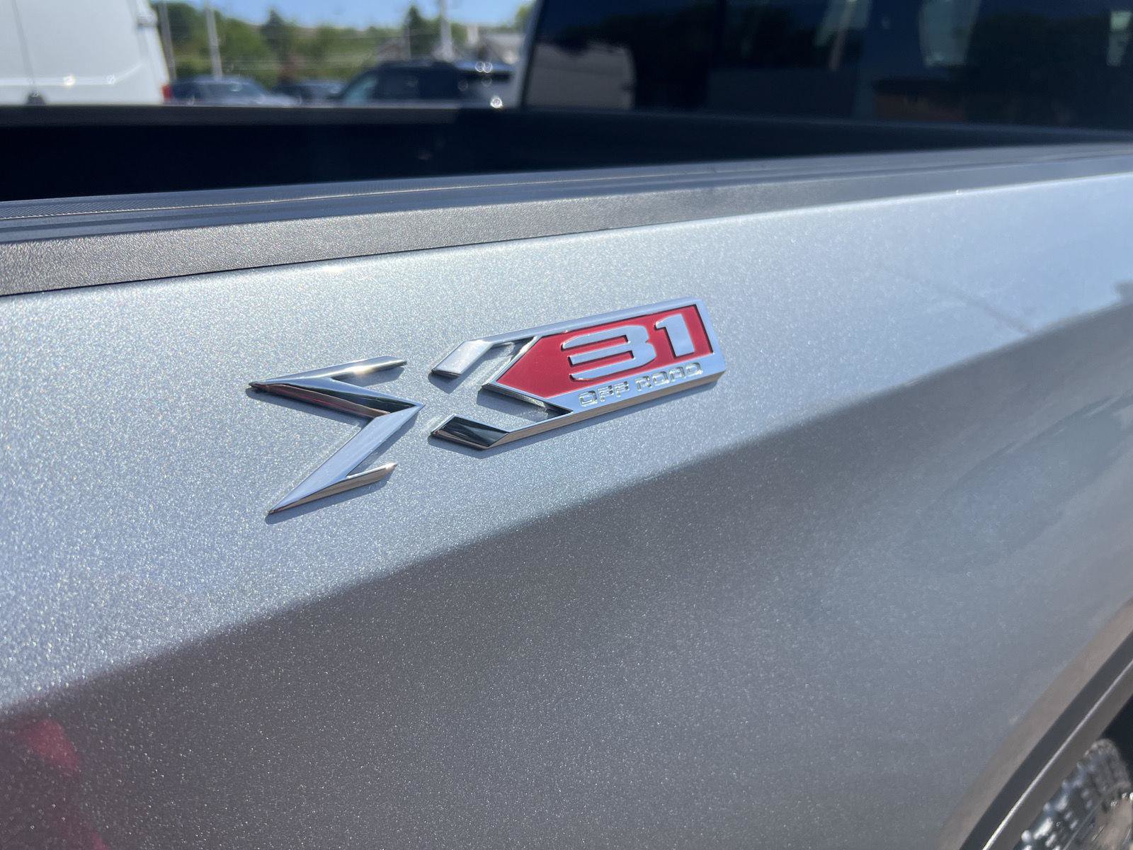 Used 2023 GMC Sierra 1500 SLT w/ SLT Premium Plus Package AWD/4WD image 11
