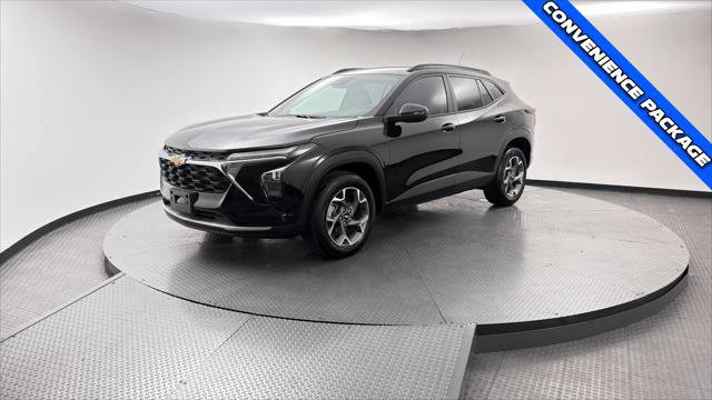 Used 2025 Chevrolet Trax LT w/ LT Convenience Package FWD image 2