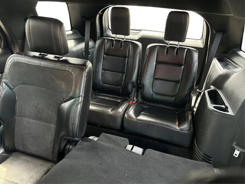 Used 2018 Ford Explorer XLT w/ Equipment Group 202A FWD image 15