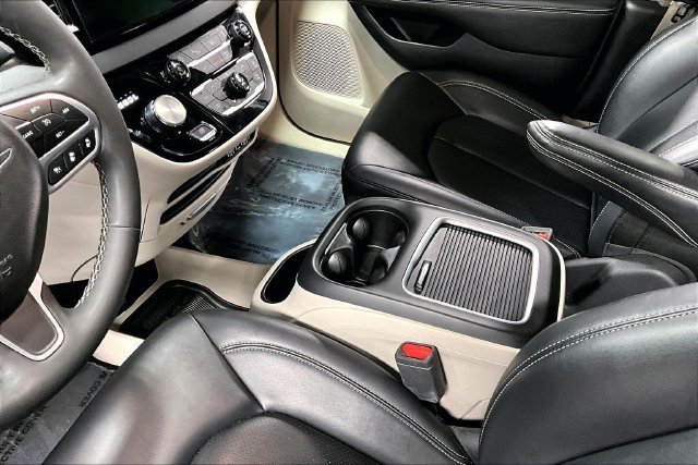Used 2024 Chrysler Pacifica Touring-L FWD image 16