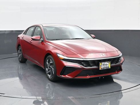 Certified 2025 Hyundai Elantra SEL image 3