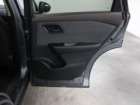 Used 2023 Nissan Rogue S image 32