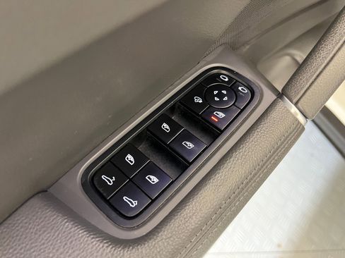 Used 2022 Porsche Cayenne Platinum Edition image 25