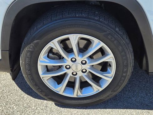 Used 2022 Jeep Cherokee Latitude Lux w/ Sun & Sound Group image 5