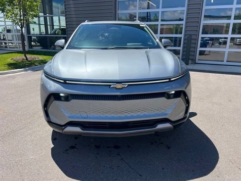 Used 2025 Chevrolet Equinox EV LT FWD image 2
