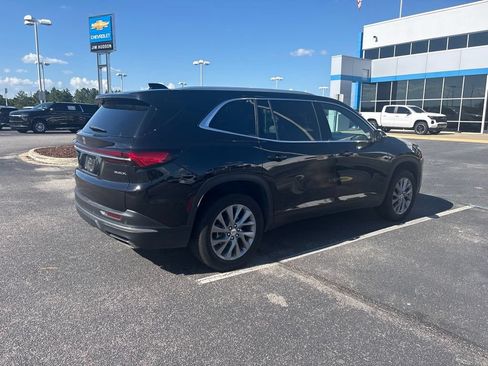 Used 2025 Buick Enclave Preferred FWD image 3