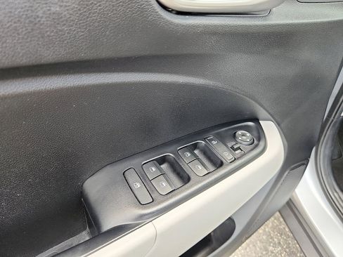 Used 2022 Hyundai Venue SEL image 25