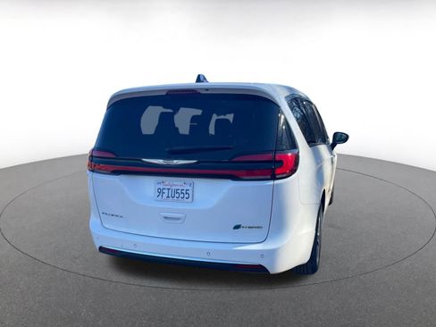 Used 2023 Chrysler Pacifica Touring-L image 17