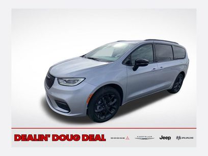 New 2026 Chrysler Pacifica Select w/ S Appearance Package