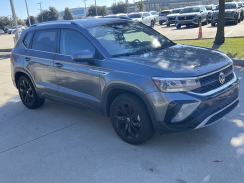 Certified 2022 Volkswagen Taos SE w/ IQ.Drive SE Package image 2