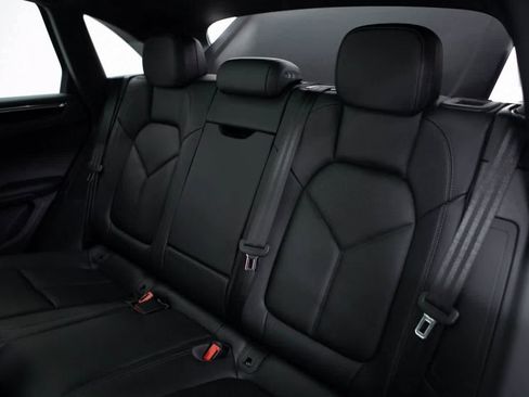 Certified 2025 Porsche Macan image 30