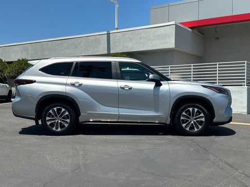 Used 2025 Toyota Highlander XLE AWD/4WD image 6