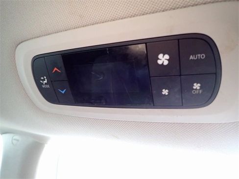 Used 2019 Chrysler Pacifica Touring-L image 30