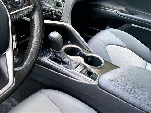 Used 2022 Toyota Camry LE AWD/4WD image 16