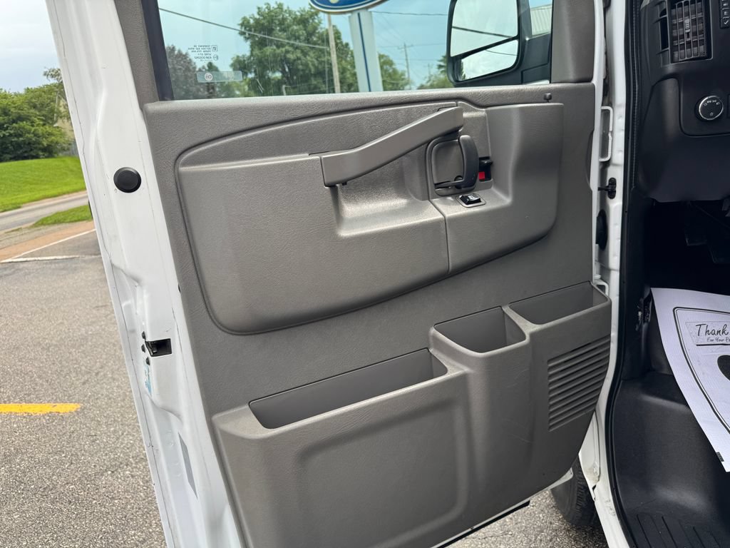 Used 2022 Chevrolet Express 3500 Extended w/ Driver Convenience Package RWD image 17