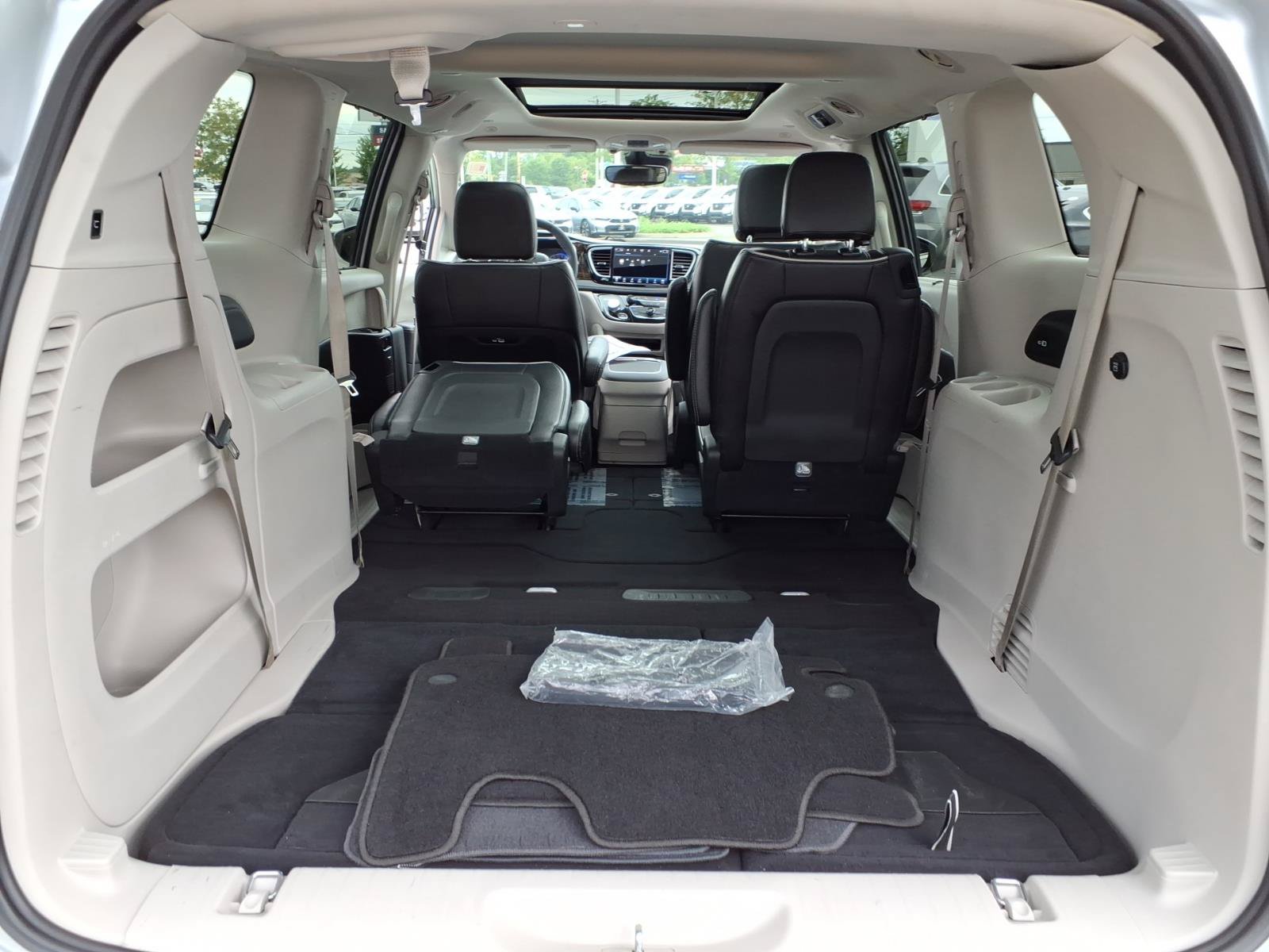 Used 2023 Chrysler Pacifica Limited FWD image 11