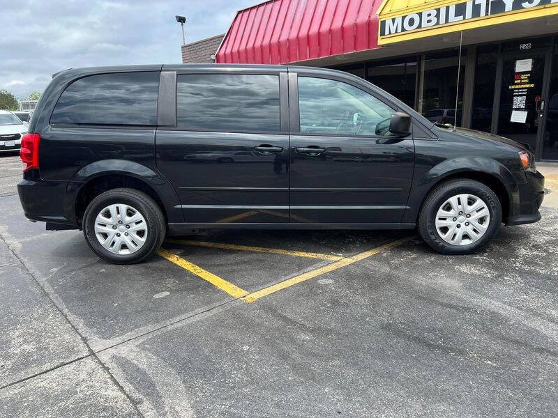 Used 2016 Dodge Grand Caravan SE w/ Quick Order Package 29E SE FWD image 4