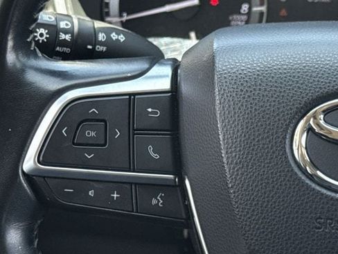 Used 2021 Toyota Highlander XLE AWD/4WD image 13