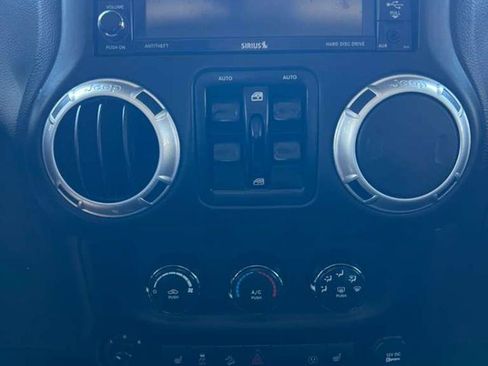 Used 2015 Jeep Wrangler Unlimited Rubicon AWD/4WD image 13