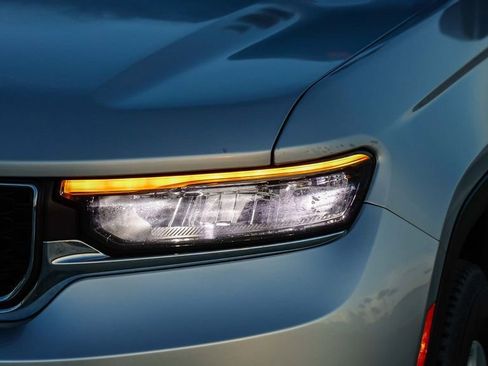 Used 2023 Jeep Grand Cherokee L Laredo image 5