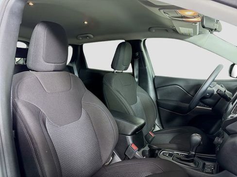 Used 2019 Jeep Cherokee Latitude w/ Popular Appearance Group FWD image 25