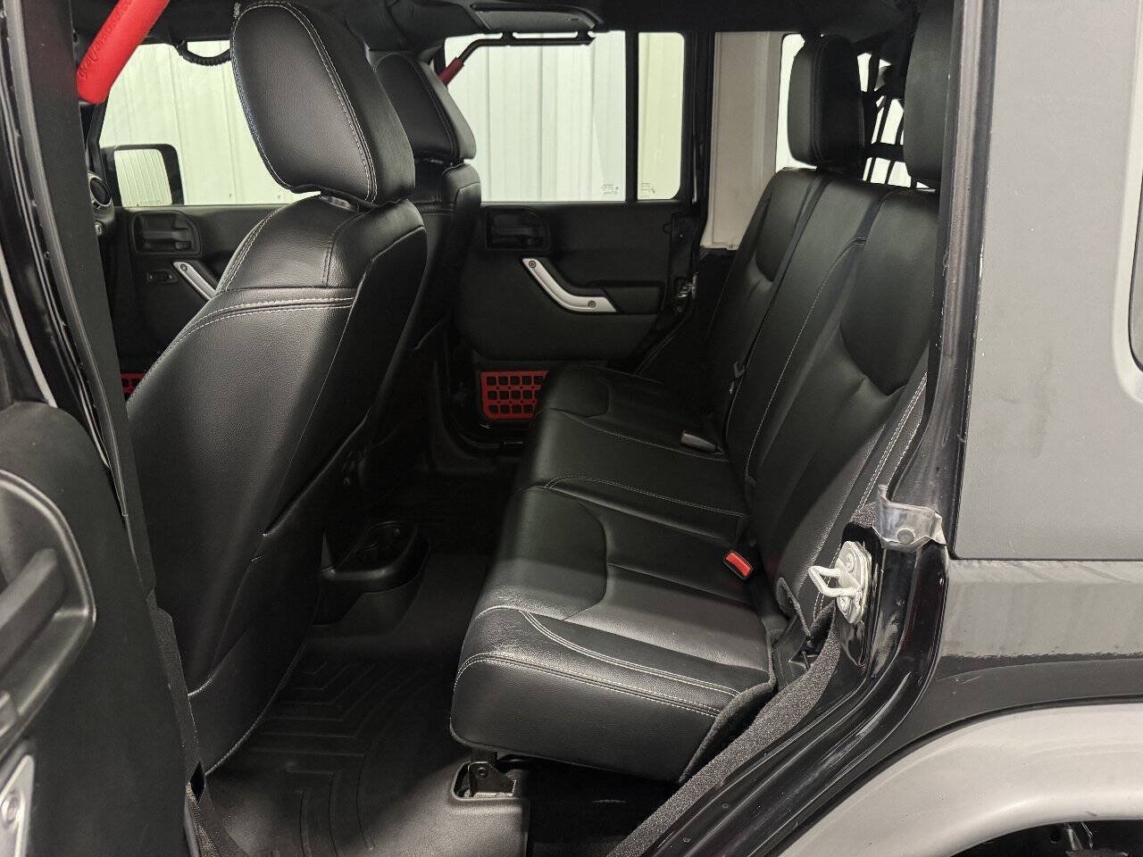 Used 2018 Jeep Wrangler Unlimited Rubicon w/ Connectivity Group AWD/4WD image 11