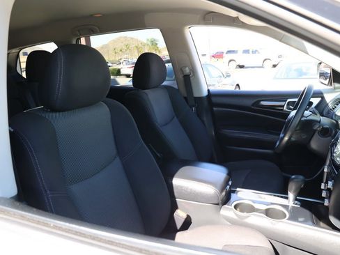 Used 2020 Nissan Pathfinder S image 21