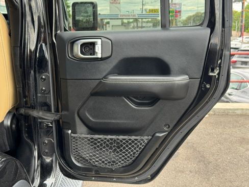 Used 2018 Jeep Wrangler Unlimited Sahara AWD/4WD image 33