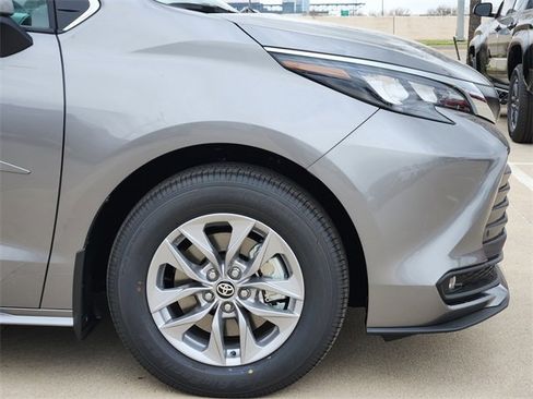 New 2026 Toyota Sienna XLE image 5