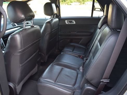 Used 2015 Ford Explorer XLT w/ Equipment Group 202B FWD image 10