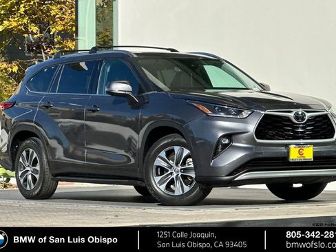 Used 2021 Toyota Highlander XLE FWD image 1