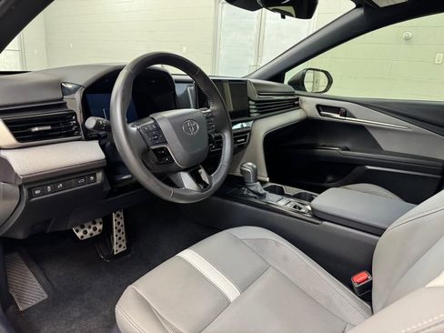 Used 2025 Toyota Camry SE image 11