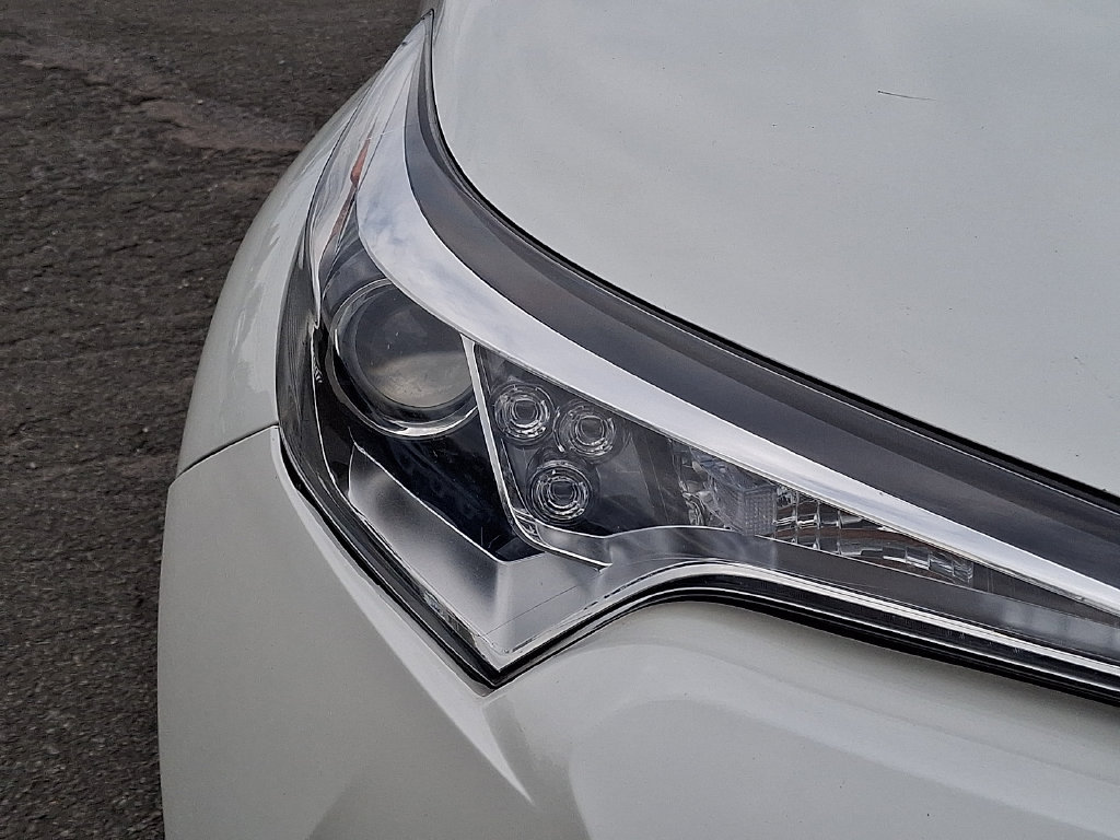 Used 2019 Toyota C-HR XLE FWD image 12