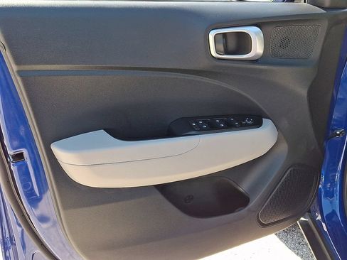 Used 2025 Hyundai Venue SEL FWD image 13
