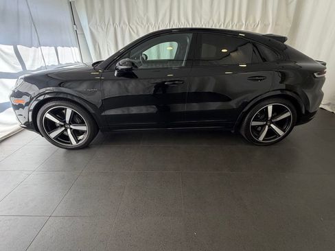 Certified 2025 Porsche Cayenne Turbo AWD/4WD image 2
