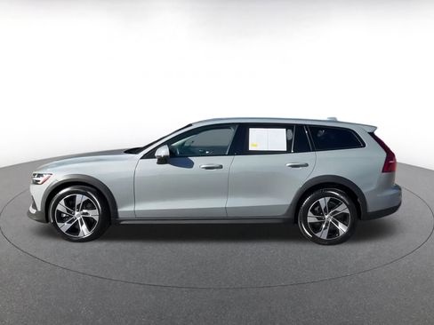Used 2025 Volvo V60 B5 Cross Country Plus image 8