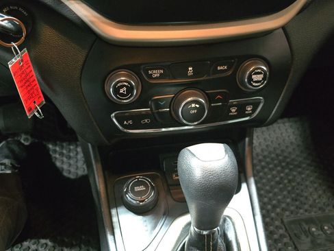 Used 2018 Jeep Cherokee Latitude w/ Cold Weather Group image 15