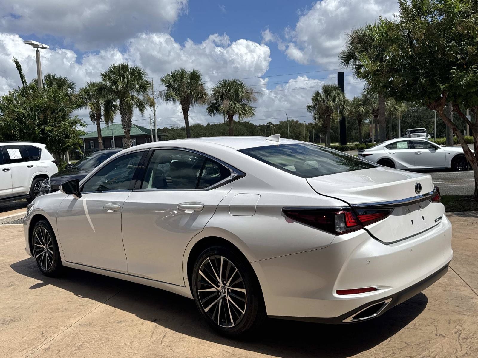 Used 2025 Lexus ES 350 w/ Premium Package FWD image 6