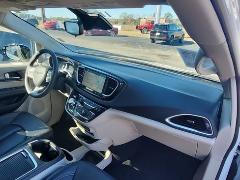 Used 2024 Chrysler Pacifica Touring-L image 35