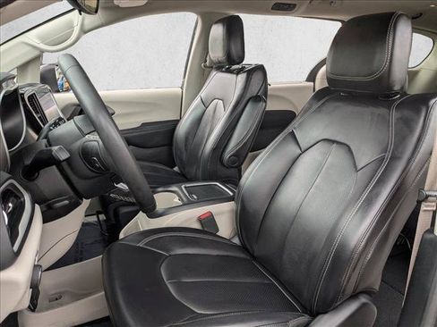Used 2023 Chrysler Pacifica Touring-L FWD image 15